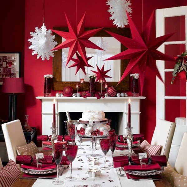 décoration-table-Noël-verres-vin-rouges-chemin-table-blanc-motifs-étoiles-ornements-papier-rouges-blancs décoration de table pour Noël