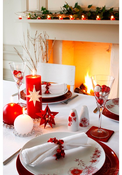 décoration-table-Noël-étoiles-papier-rouges-blanches-bougies-rouges-verre-vin-boules-Noel décoration de table pour Noël