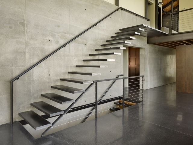 escalier-suspendu-métal-loft-industriel