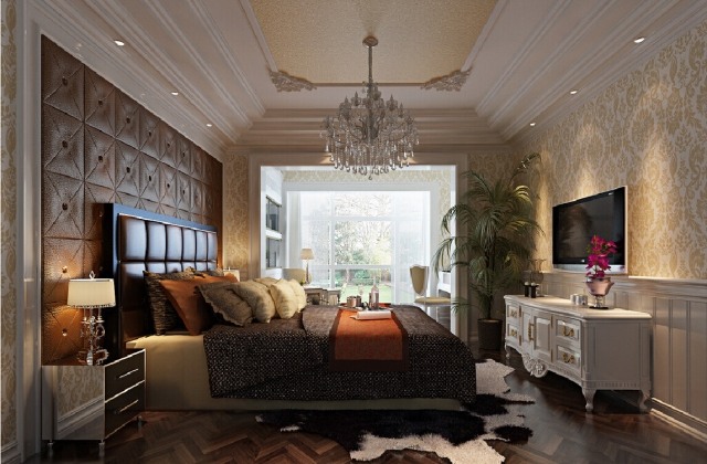 faux-plafond-blanc-beige-lustre-cristal-élégant-grand-lit-tête-lit-tapissée