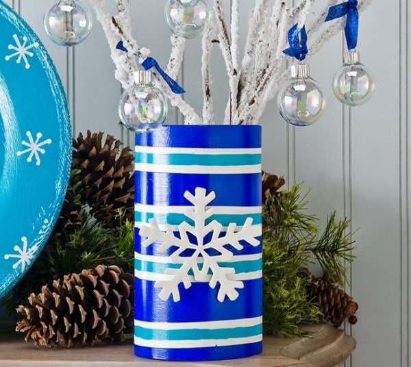 flocons-neige-papier-DIY-décorer-vase-bleu-blanc-flocon-neige-blanc-boules-verre