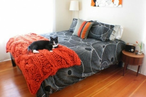 grand lit vue couverture tricotee orange