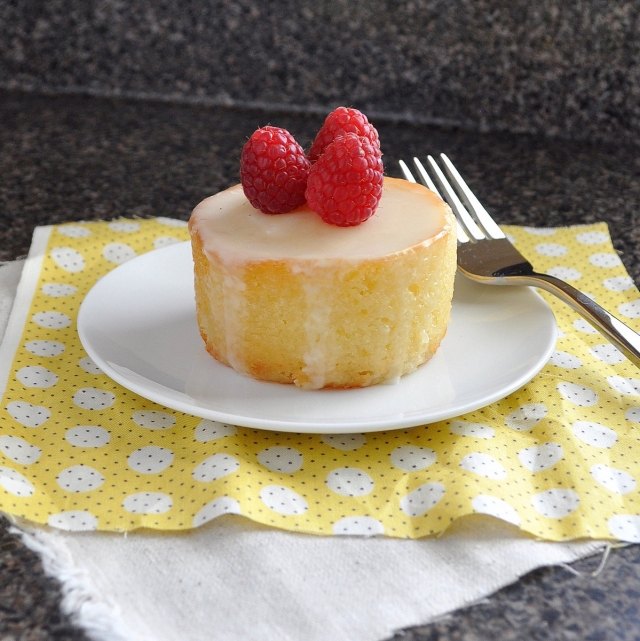 gâteau-yaourt-petit-sympa-crème-vanille-framboises