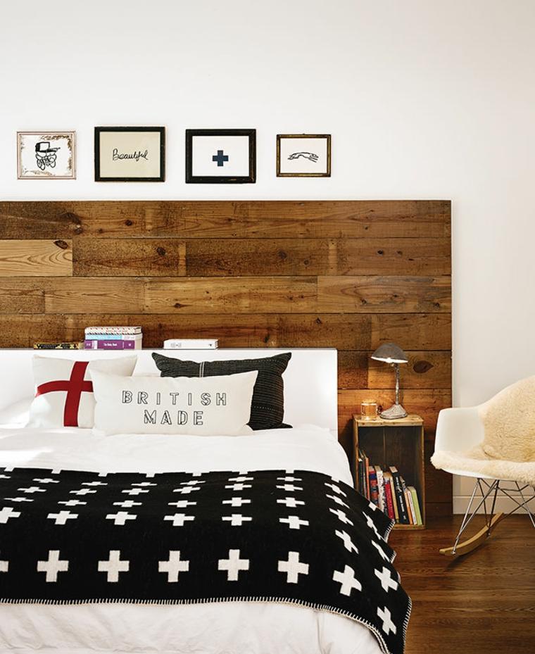 tête de lit en bois déco mur cadres 
