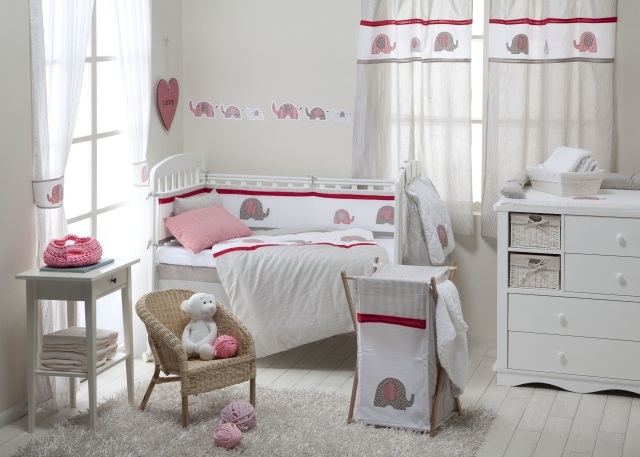 idée-déco-chambre-bébé-motifs-éléphants-rideaux-literie idée déco chambre bébé