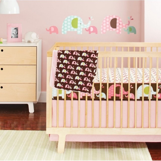 idée-déco-chambre-bébé-motifs-éléphants-rose-bleu-layette-mobilier-bois idée déco chambre bébé