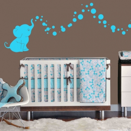 idée-déco-chambre-bébé-sticker-mural-turquoise-murs-marron-lit-bébé-blanc