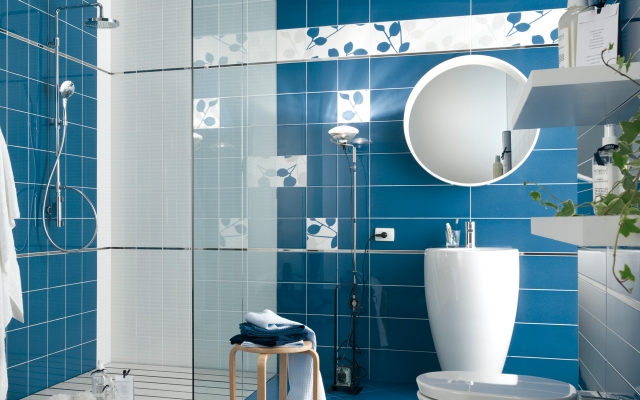 idées-carrelage-salle-de-bains-couleur-bleue-blanc