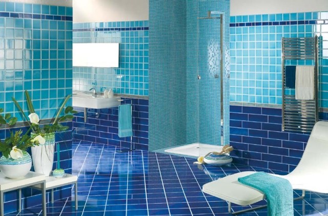 idées-carrelage-salle-de-bains-couleur-bleue-marine