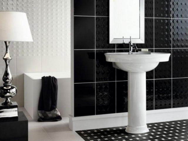 idées-carrelage-salle-de-bains-couleur-noire-blanche