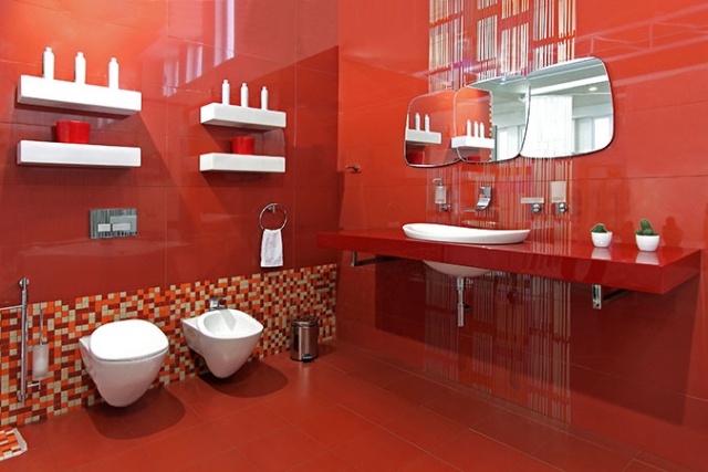 idées-carrelage-salle-de-bains-couleur-rouge-miroir-lavabo-toilettes