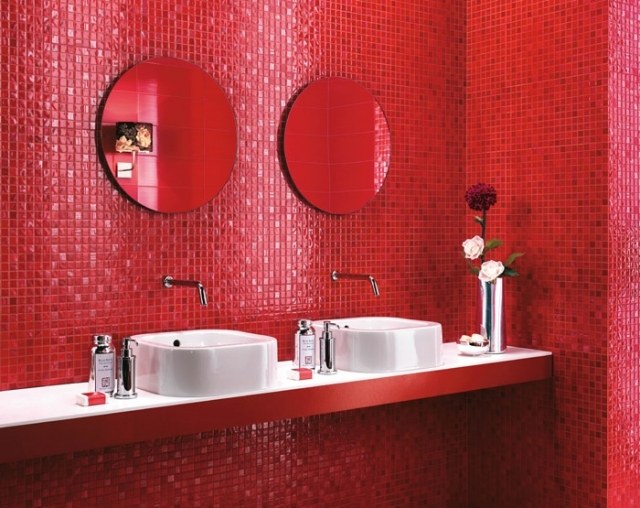 idées carrelage salle de bains couleur noire rouge petite mosaique