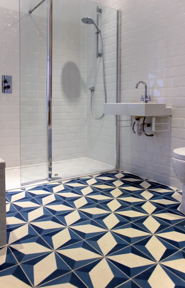 idées-carrelage-salle-de-bains-motif-floral-couleur-blanche-bleue