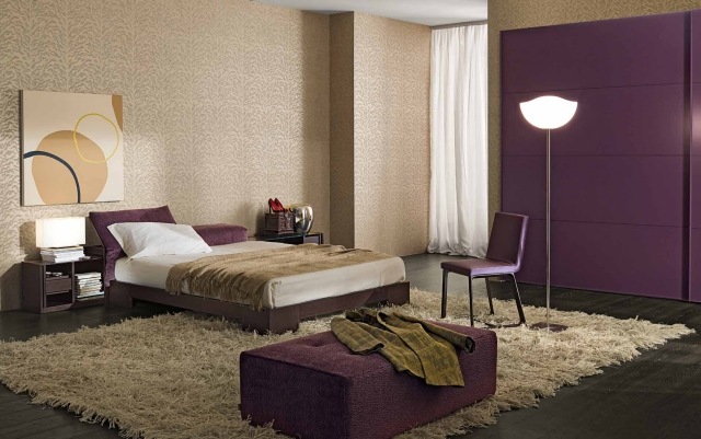 dées-de-déco-originales-chambre-coucher-tapis-couleur-beige-lampe-sol