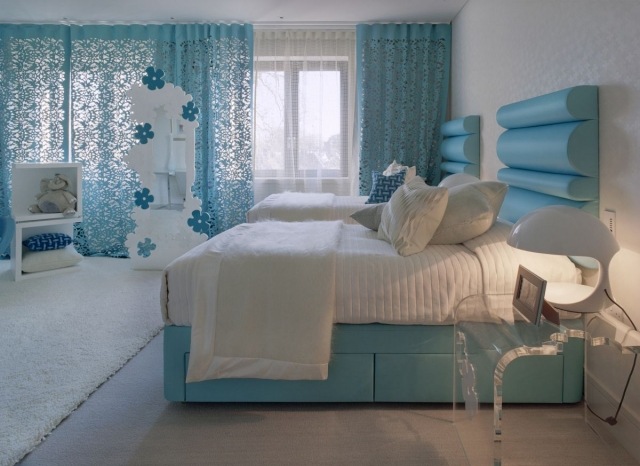 idées-de-déco-originales-tapis-blanc-rideaux-bleus