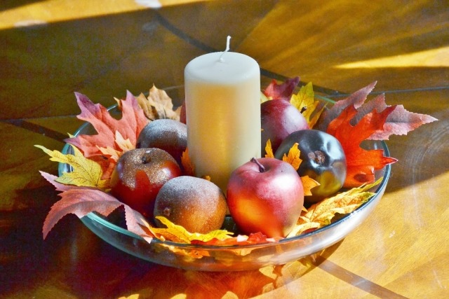 idées-déco-automne-coupe-fruits-verre-pommes-pin-bougie-blanche-feuilles