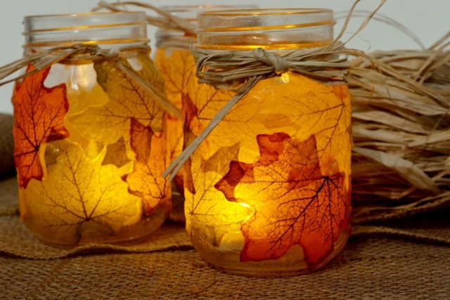 idées-déco-automne-lanternes-pots-confiture-feuilles-automnales-ficelle