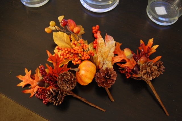 idées-déco-automne-petits-bouquets-décoratifs-feuilles-baies-rouges-glands-citrouilles-pommes-pin