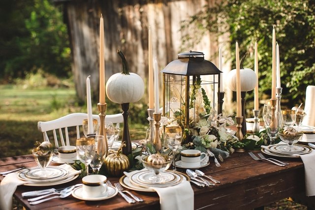 idées-déco-automne-table-citrouilles-blanches-bougeoirs-or-argent-lanterne-fleurs-blanches