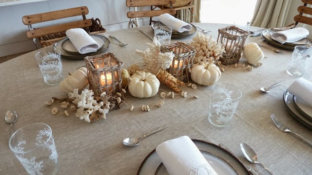 idées-déco-automne-table-idée-originale-petites-citrouilles-blanches-coraux-blancs-lanternes-bois-flotté