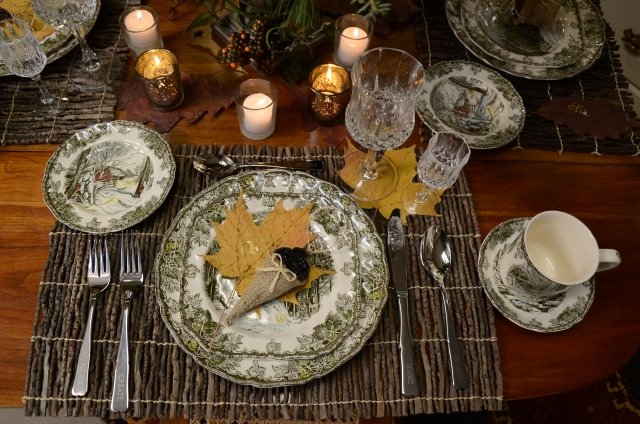 idées-déco-automne-table-sous-assiette-branchettes-décoratives-feuilles-automnales idées déco automne