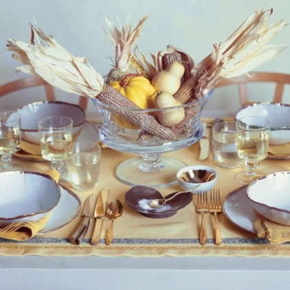 idées-déco-automne-table-ustensiles-dorés-bol-fruits-verre-citrouilles-mais