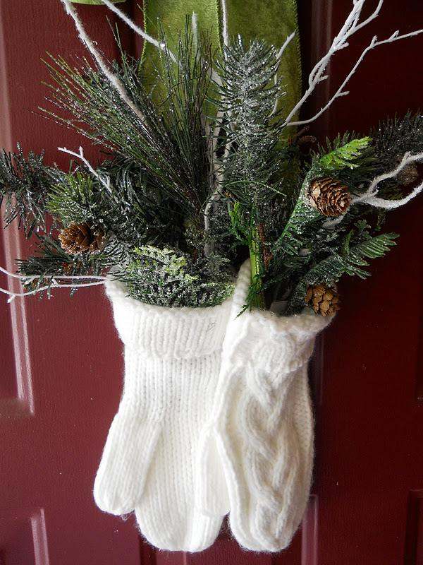 idées-déco-maison-Noël-porte-entrée-gants-tricot-blancs-branches-sapin-vertes-pommes-pin idées déco maison