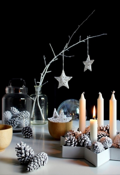 idées-déco-maison-Noël-étoiles-décoratives-blanches-pommes-pin-bougies-blanches