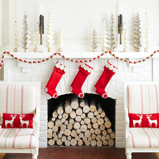 idées-décoration-Noël-salle-séjour-chaussettes-Noel-rouges-coussins-décoratifs-rouges-motifs-cerfs