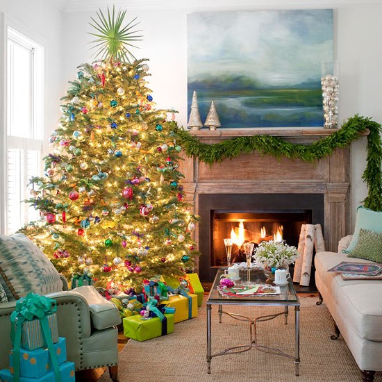 idées-décoration-Noël-salle-séjour-guirlande-naturelle-verte-manteau-cheminée-sapin-Noel-guirlandes-lumineuses idées décoration de Noël
