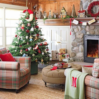 idées-décoration-Noël-salle-séjour-ornements-décoratifs-sapin-Noel-maisonnettes-décoratives-couronne-baies-rouges
