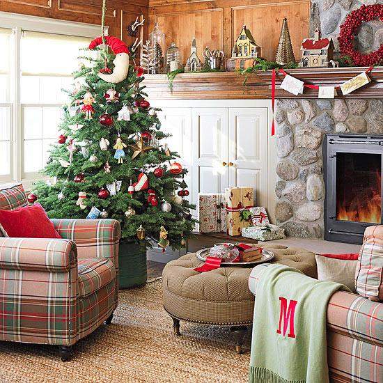 idées-décoration-Noël-salle-séjour-ornements-décoratifs-sapin-Noel-maisonnettes-décoratives-couronne-baies-rouges idées décoration de Noël
