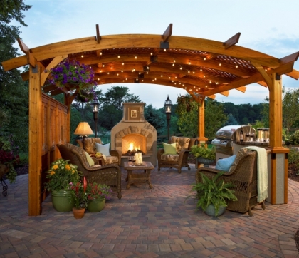 idées-pergola-toit-forme-arche-beau-luminaire-canape-fauteuil