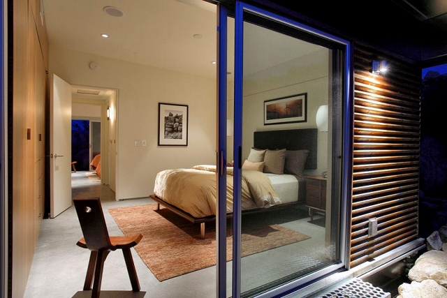 idées-porte-coulissante-optimiser-espace-maison-luminaire-led-bleu