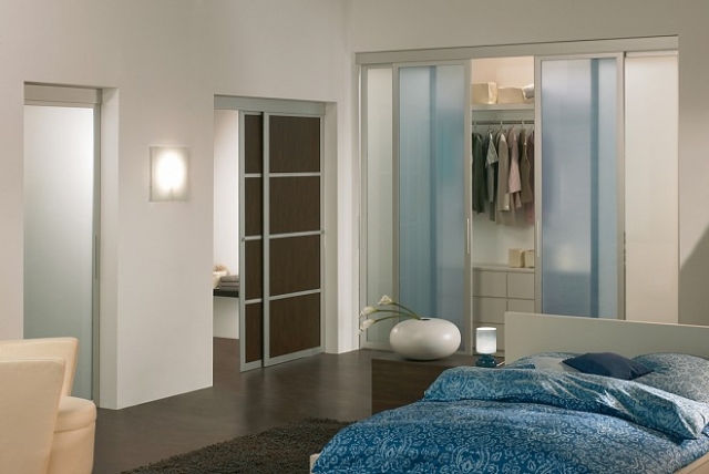 idées-porte-coulissante-verre-optimiser-espace-maison-garde-robe