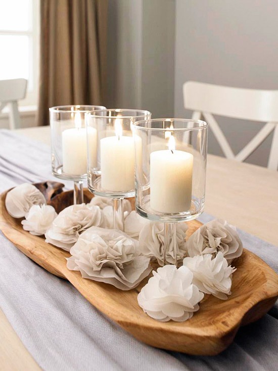 idées-table-Noël-déco-bougies-blanches-fleurs-décoratives-tissu