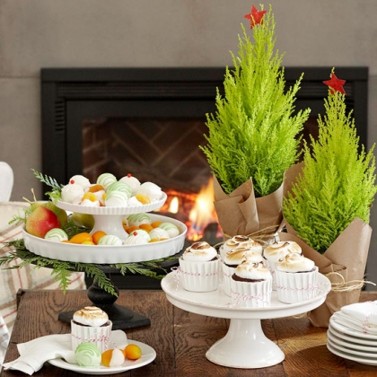 idées-table-Noël-déco-petits-sapins-décoratifs-pots-petits-gâteaux-