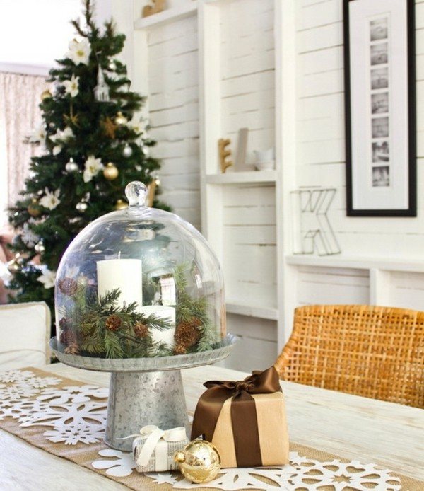 idées-table-Noël-décoration-bougies-blanches-branches-pin-pommes-chemin-table-blanc idées table de Noël