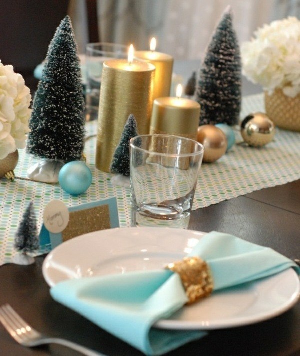 idées-table-Noël-décoration-bougies-couleur-or-sapins-NOel-verts