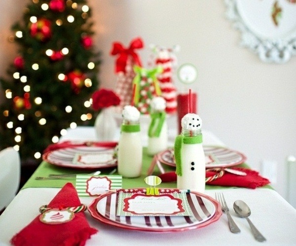 idées-table-Noël-décoration-chemin-table-vert-calir-ornements-décoratifs