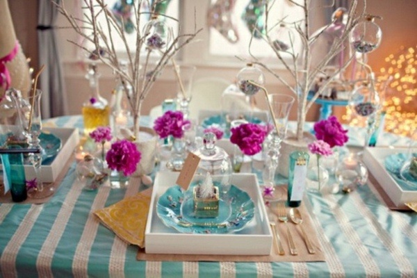 idées-table-Noël-décoration-fleurs-couleur-cyclamen-nappe-bleu-clair-rayures-boules-Noel