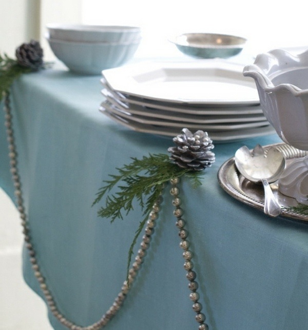 idées-table-Noël-décoration-guirlande-perles-argent-pommes-pin-argent idées table de Noël