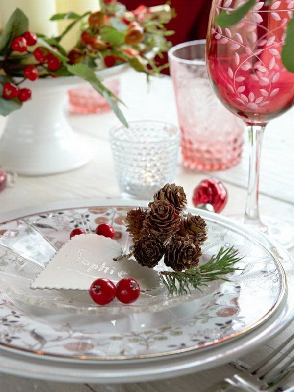 idées-table-Noël-décoration-pommes-pin-baies-rouges-coeur-blanc idées table de Noël
