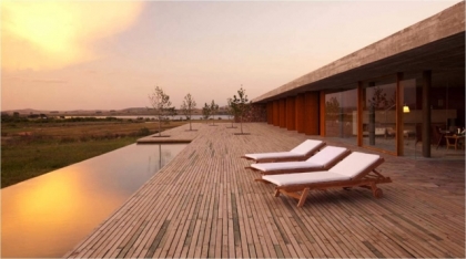 idées-terrasse-bois-grande-chaises-longues-bois-piscine