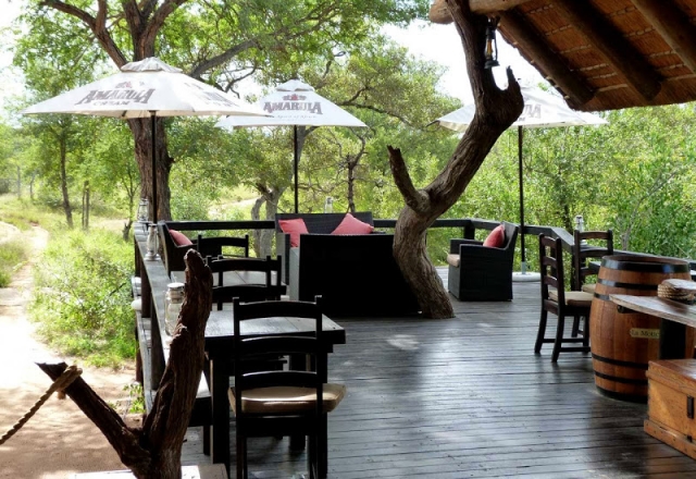 idées-terrasse-bois-mobilier-bois-parasols