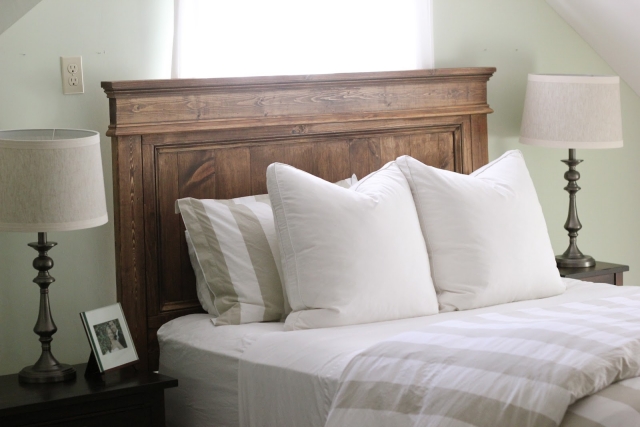 idées-tête-de-lit-materiau-bois-brut-coussins-tout-confort
