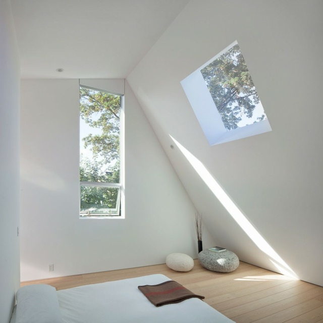 La chambre à coucher très lumineuse simple blanche déco minimaliste