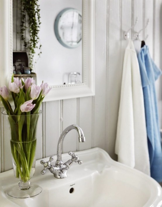 salle de bains style shabby lavabo relativement ancien vase fleurs