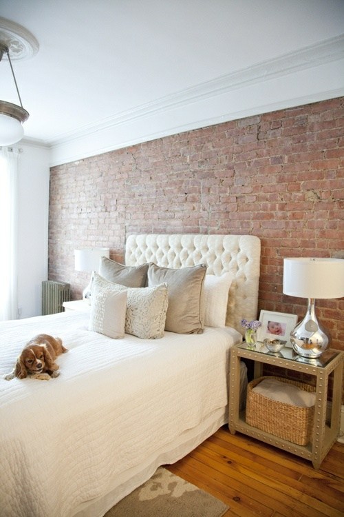 lit spacieux blanc mur briques
