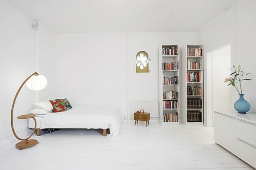 design minimaliste lit spacieux etageres lampadaire vintage